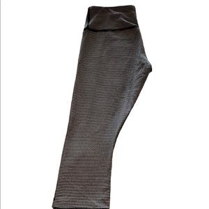 EUC Lululemon Size 6 crop